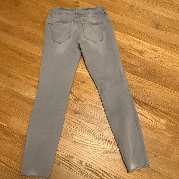 Ladies Size 26/2 LOFT Gray Super Skinny Jeans with Raw Hem LOFT GUC - Picture 6 of 6